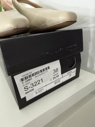 Zapatos tacón bajo beige