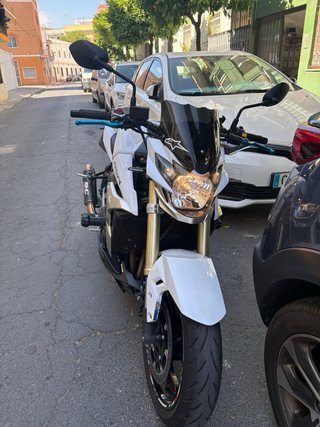 Suzuki GSR 750