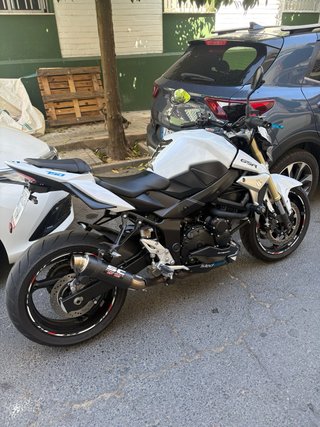 Suzuki GSR 750