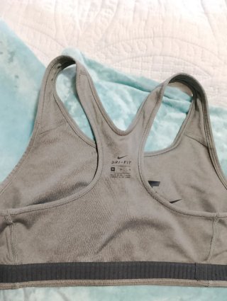 Sujetador deportivo Nike Dri-Fit gris