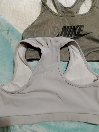 Sujetador deportivo Nike Dri-Fit gris