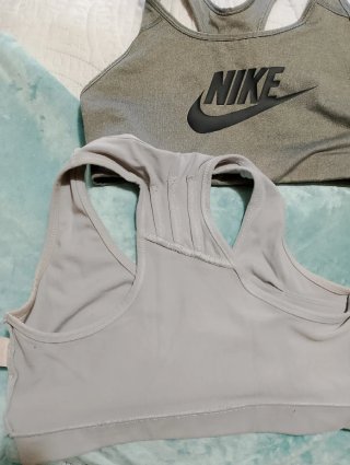 Sujetador deportivo Nike Dri-Fit gris