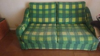 Sofá de tela a cuadros verde y amarillo