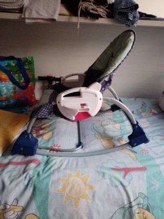Mecedora de bebé con estampado de caballo