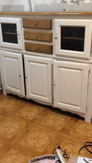 Mueble de madera blanco y detalles madera