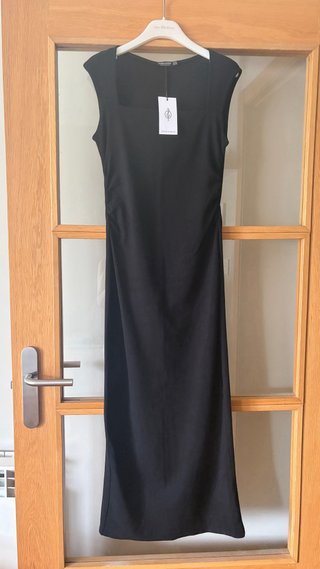Vestido midi negro escote cuadrado “Stradivarius”
