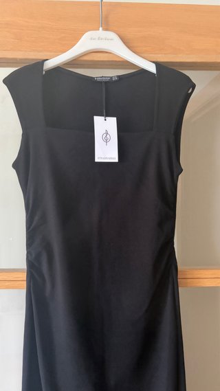 Vestido midi negro escote cuadrado “Stradivarius”