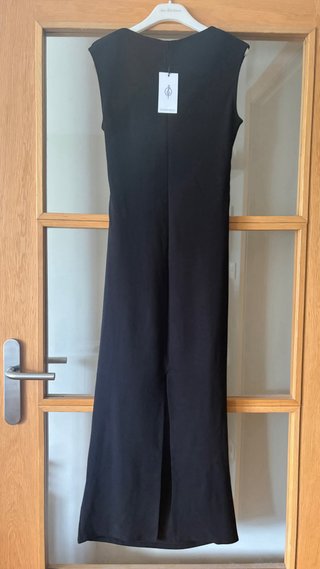 Vestido midi negro escote cuadrado “Stradivarius”