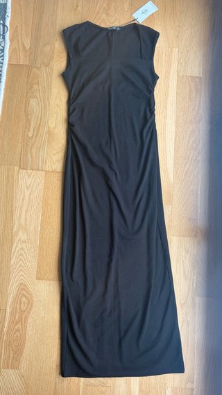 Vestido midi negro escote cuadrado “Stradivarius”