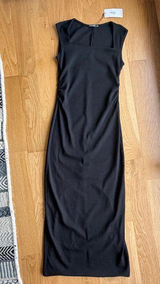 Vestido midi negro escote cuadrado “Stradivarius”