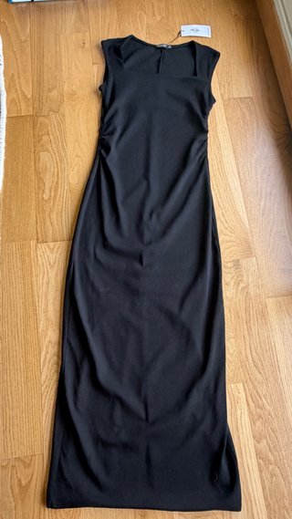 Vestido midi negro escote cuadrado “Stradivarius”