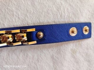 Pulseras de cuero con detalles dorados