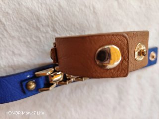 Pulseras de cuero con detalles dorados