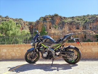 Kawasaki Z900 Negra y Verde
