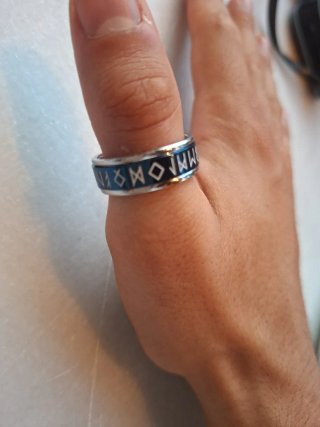 Anillo con runas azules y plateadas