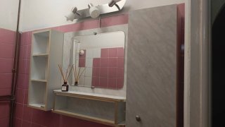 Mueble de baño con espejo y estantes