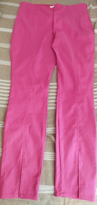 Pantalón rosa con abertura
