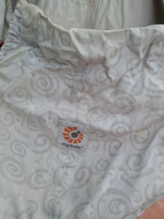 Portabebés ergonómico gris con estrellas