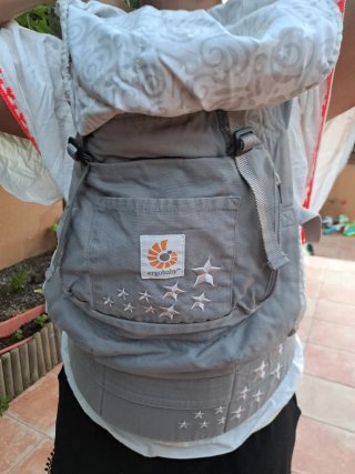 Portabebés ergonómico gris con estrellas