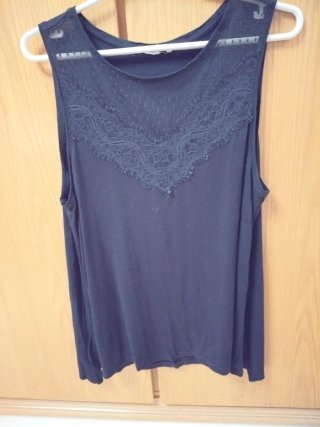 Camiseta tirantes anchos con escote bordado