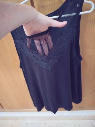 Camiseta tirantes anchos con escote bordado