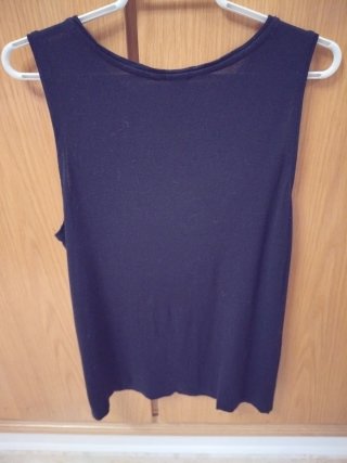 Camiseta tirantes anchos con escote bordado
