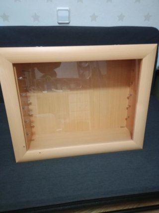 Estantería de madera y cristal