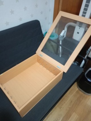 Estantería de madera y cristal