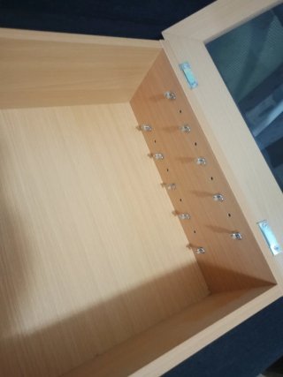 Estantería de madera y cristal