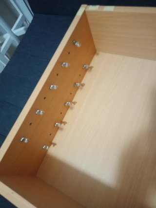 Estantería de madera y cristal