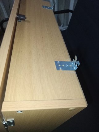 Estantería de madera y cristal