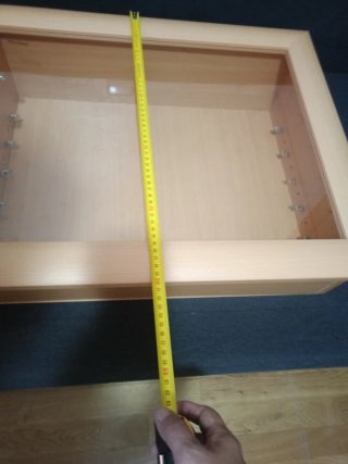 Estantería de madera y cristal