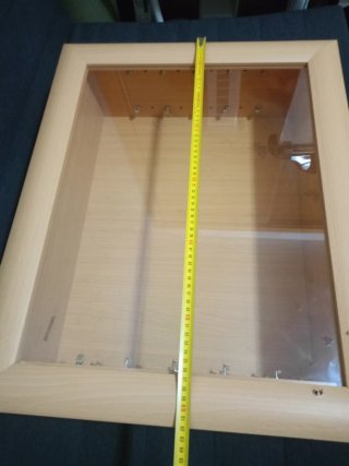 Estantería de madera y cristal