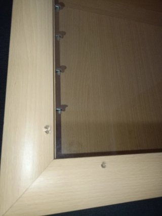 Estantería de madera y cristal