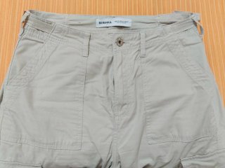 Pantalón cargo Bershka beige talla 40