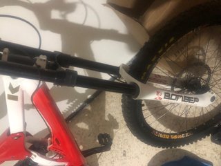 Bicicleta de Descenso Roja y Blanca cambio también