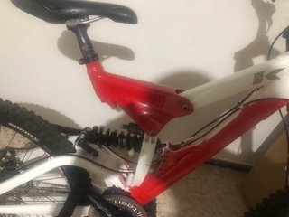 Bicicleta de Descenso Roja y Blanca cambio también
