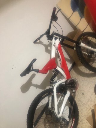 Bicicleta de Descenso Roja y Blanca cambio también
