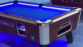 Billares con luces LED y futbolines