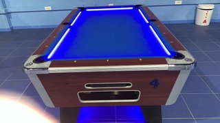 Billares con luces LED y futbolines