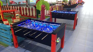 Billares con luces LED y futbolines