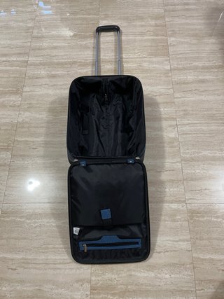 Maleta de viaje azul con detalles plateados