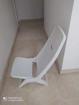 Silla de playa plegable blanca, leer anuncio