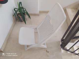 Silla de playa plegable blanca, leer anuncio
