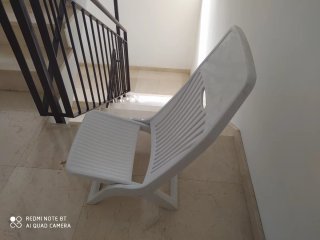 Silla de playa plegable blanca, leer anuncio