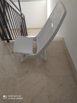 Silla de playa plegable blanca, leer anuncio