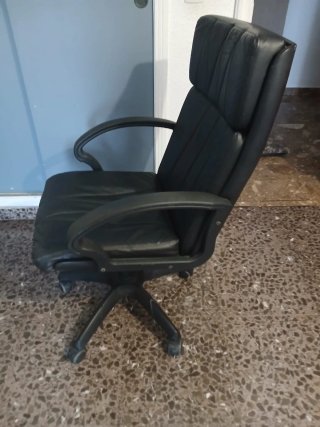 Sillón de oficina polipiel negro