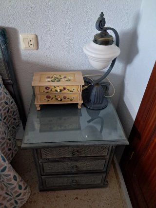 Espejo y Cómoda de Mimbre Azul