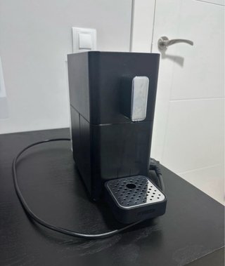 Cafetera de cápsulas negra