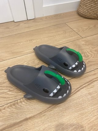 Zapatos y chanclas niño T.37